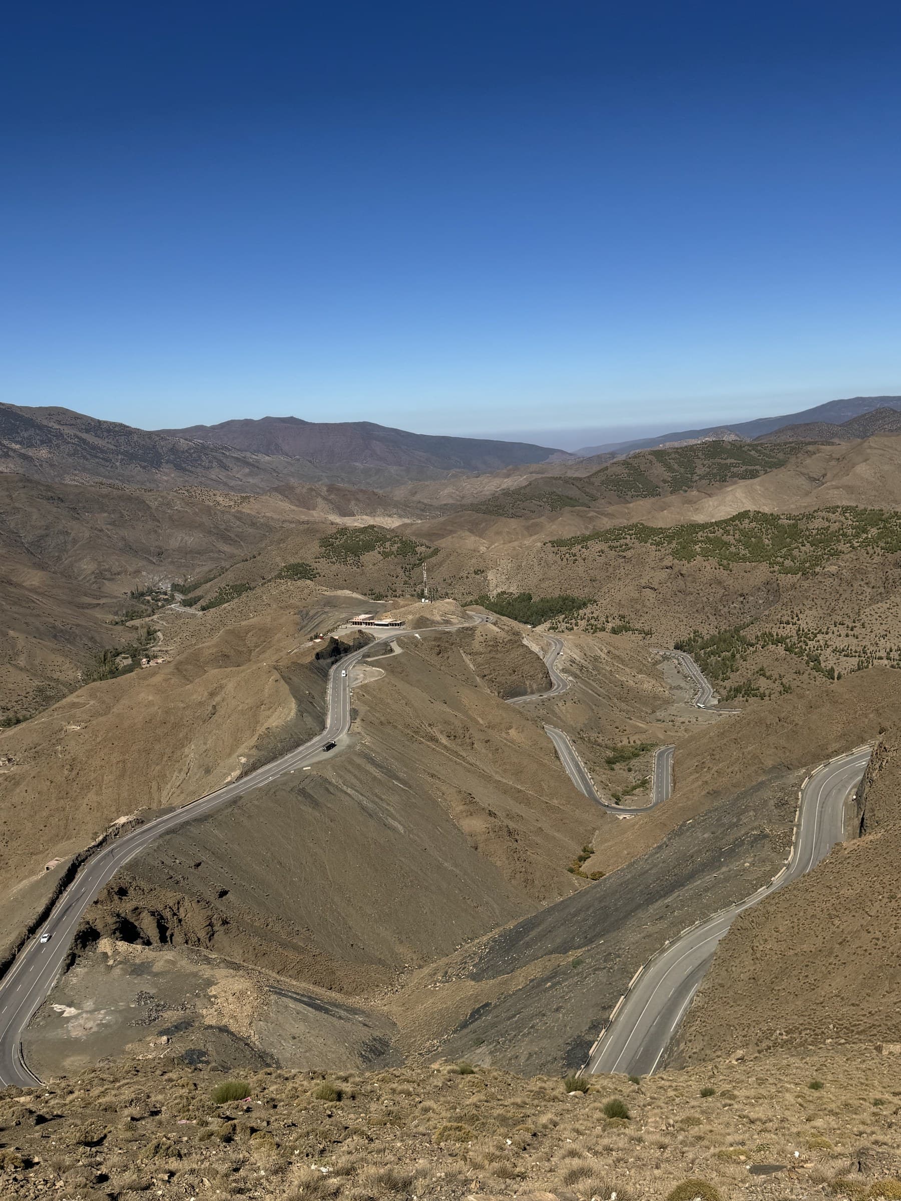 Carretera de curvas del puerto de Tizi N'tichka en el Alto Atlas marroquí con vistas panorámicas al valle