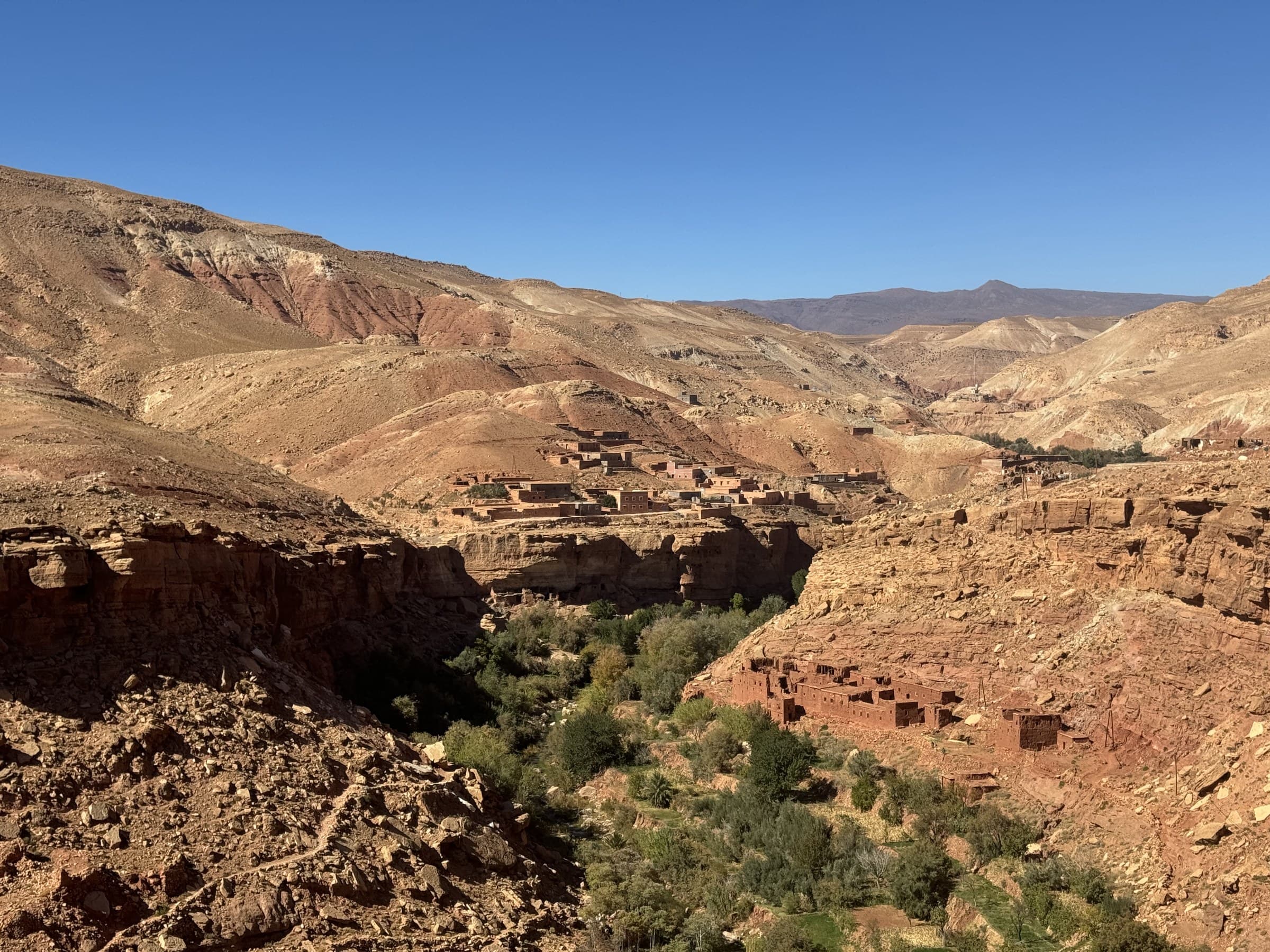 Valle del Dadés con aldeas bereberes de adobe entre gargantas rocosas y vegetación verde en Marruecos