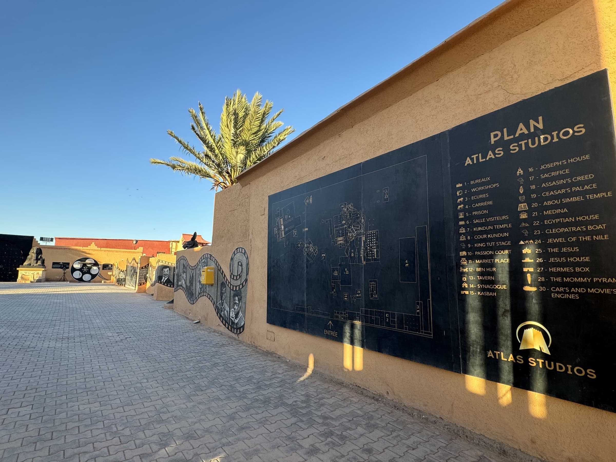 Mapa de Atlas Studios en Ouarzazate, los estudios de cine más grandes de África, bajo cielo azul