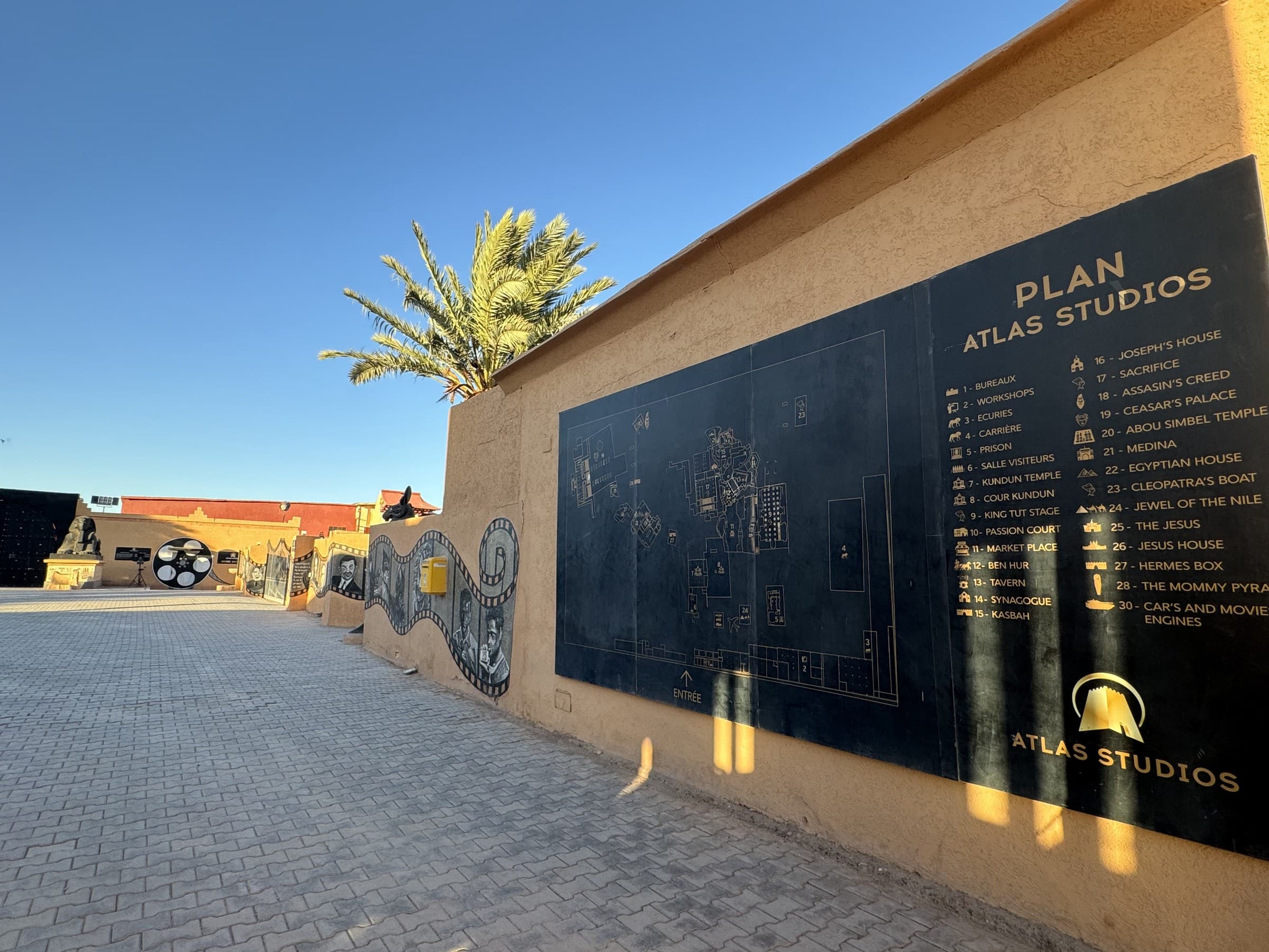 Mapa de Atlas Studios en Ouarzazate, los estudios de cine más grandes de África, bajo cielo azul