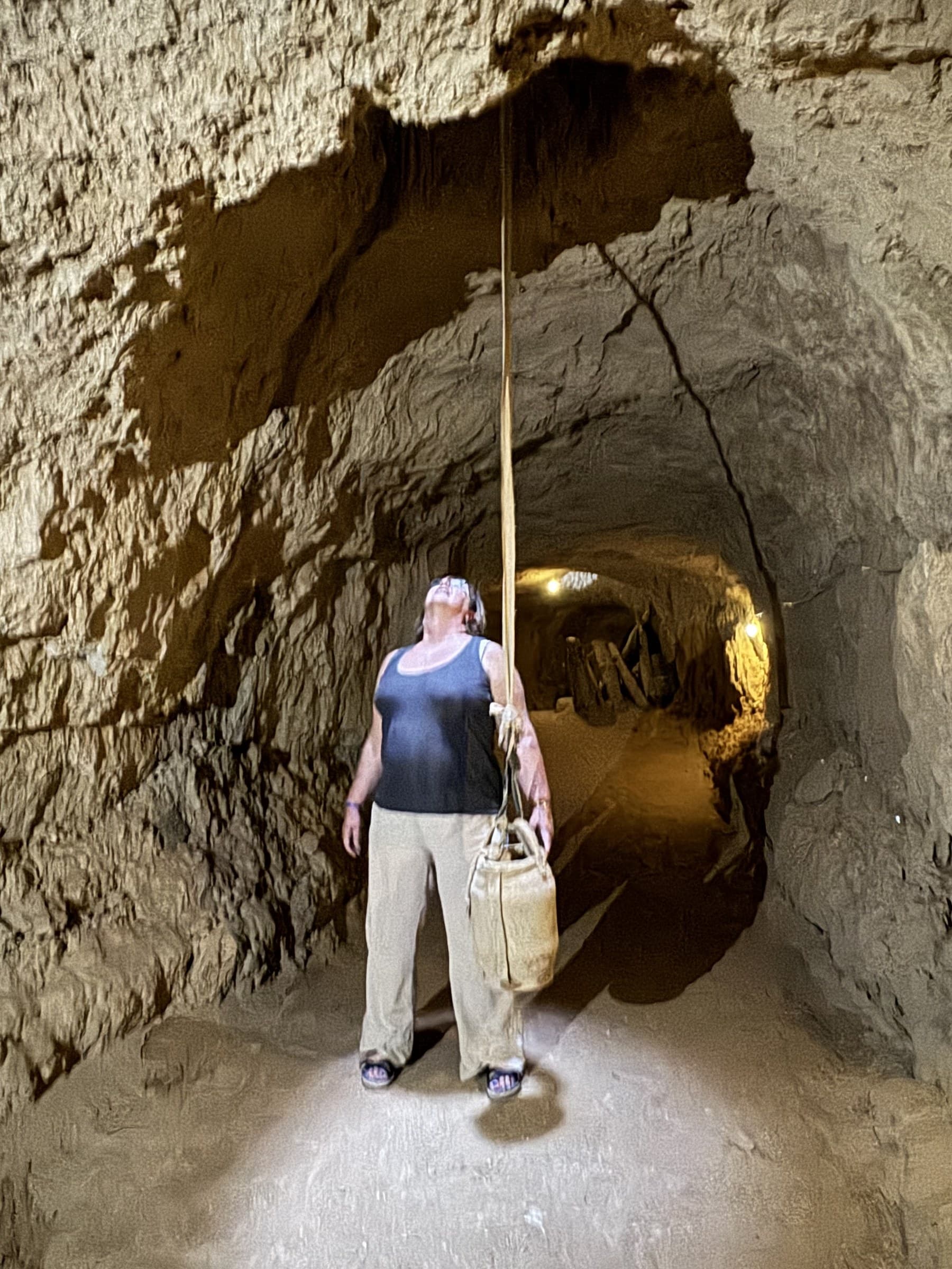 Turista explorando los subterráneos de Meknes, túneles históricos excavados en roca bajo la ciudad imperial de Marruecos