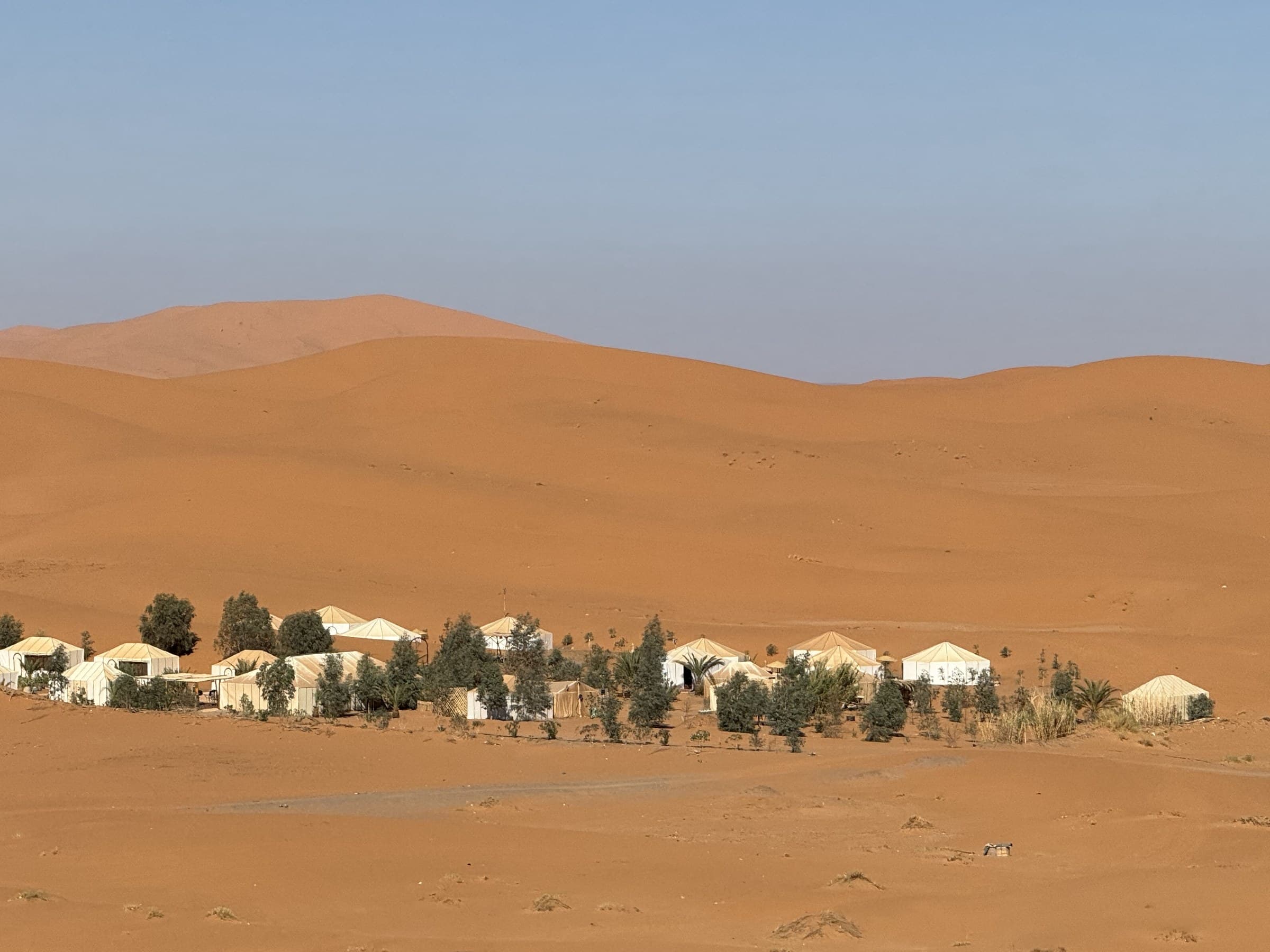 Campamento de jaimas de lujo en las dunas del Erg Chebbi, desierto de Merzouga, Marruecos
