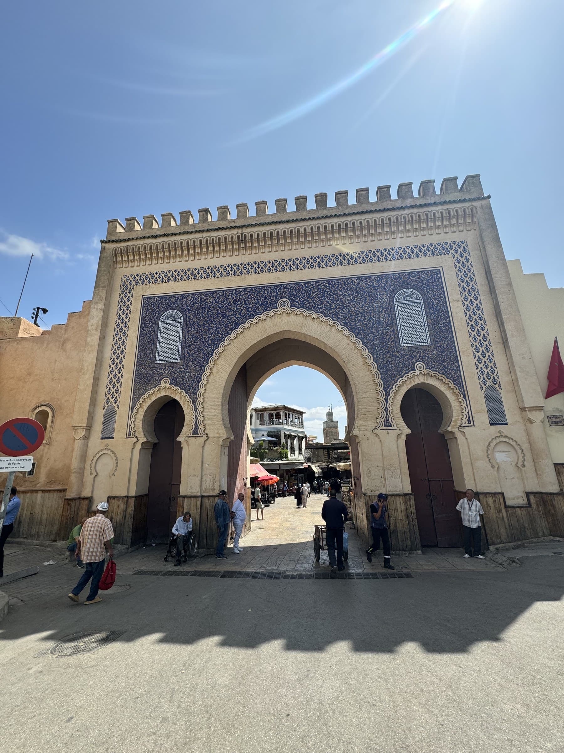 Puerta Bab Bou Jeloud de Fez con arcos de zellige azul y blanco, entrada principal a la medina medieval