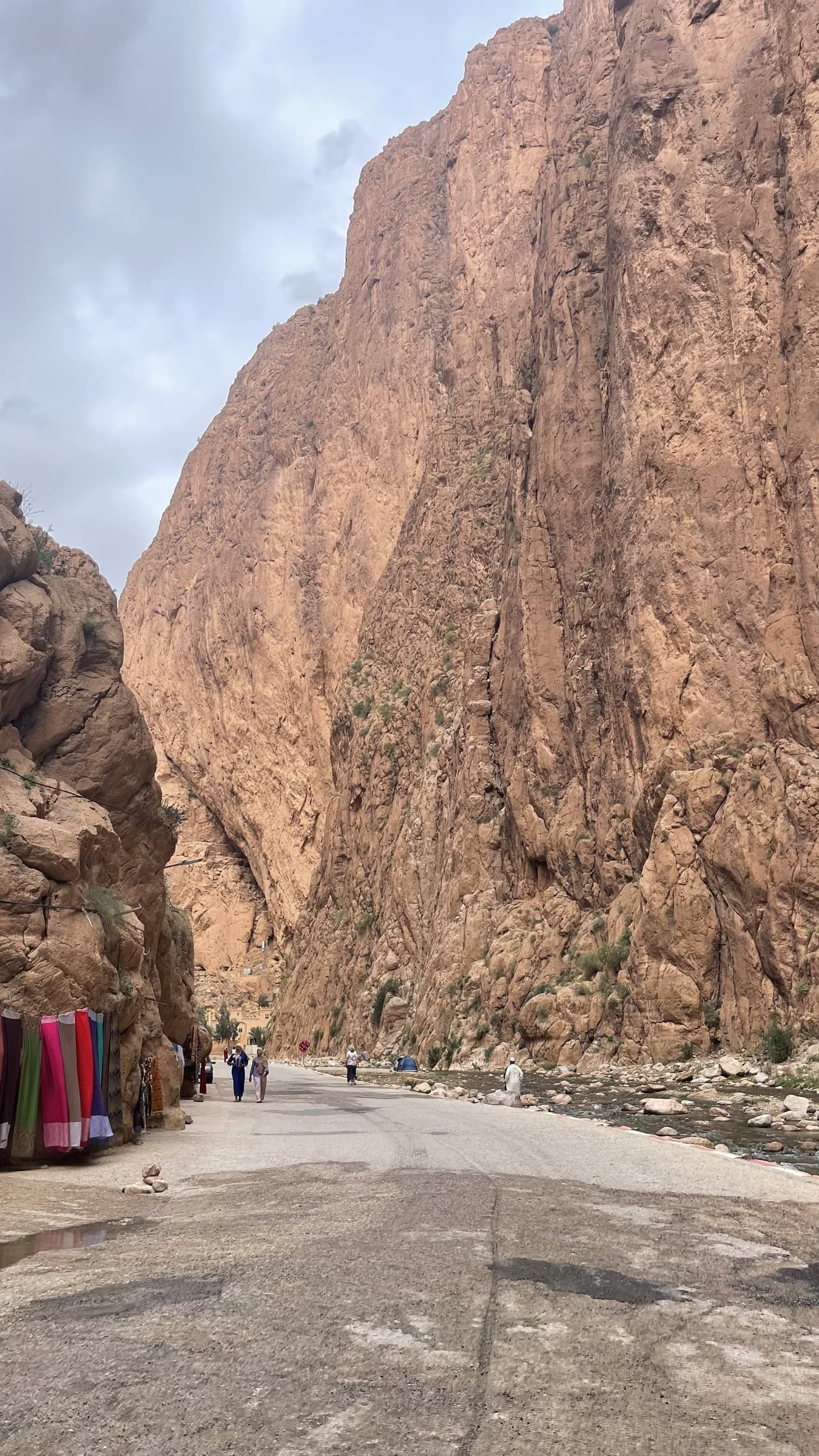 Gargantas del Todra en Marruecos: paredes de roca rojiza de 300 metros flanqueando el camino junto al río