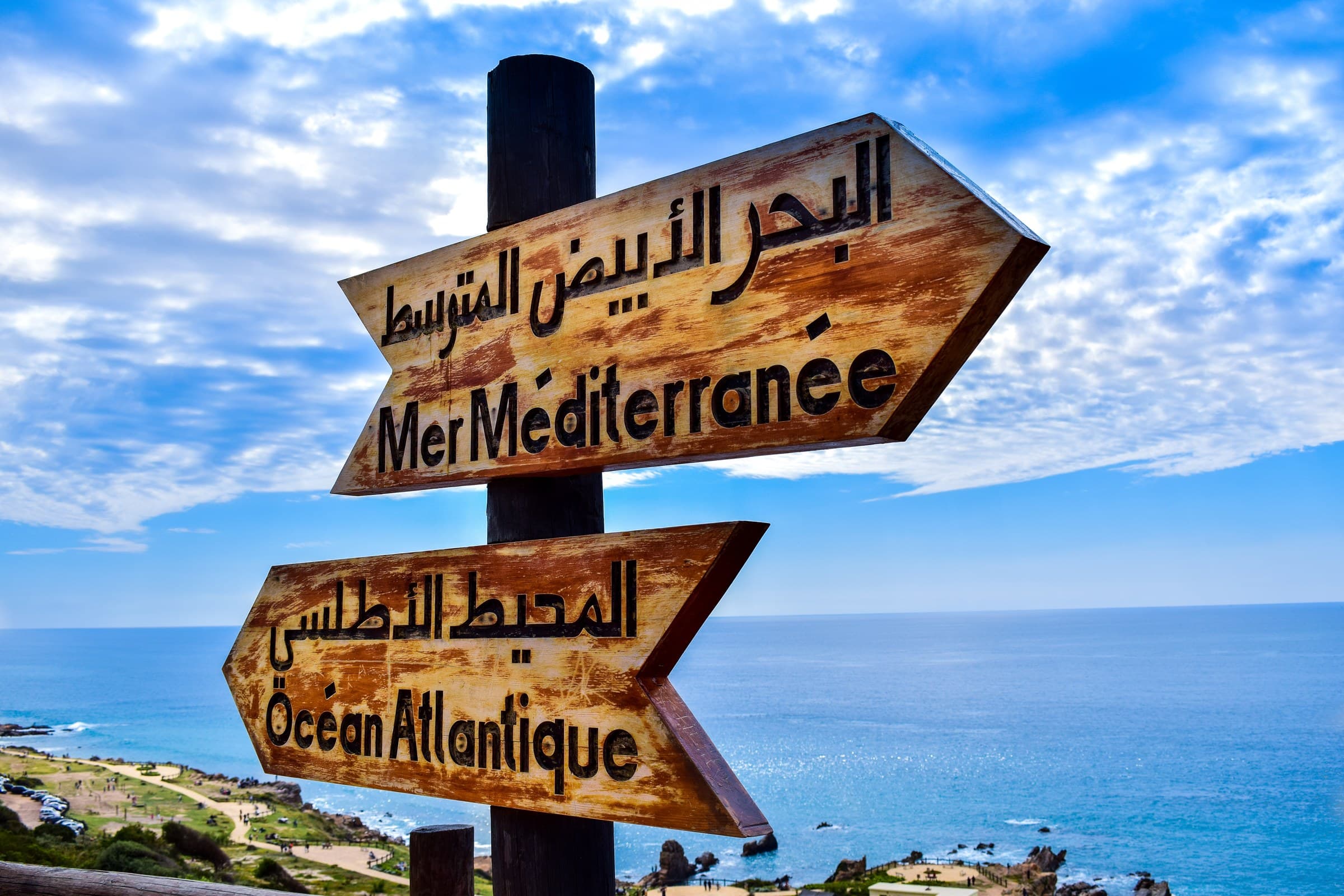 Señal de madera en el Cabo Espartel de Tánger indicando el Mediterráneo y el Océano Atlántico con vistas al mar