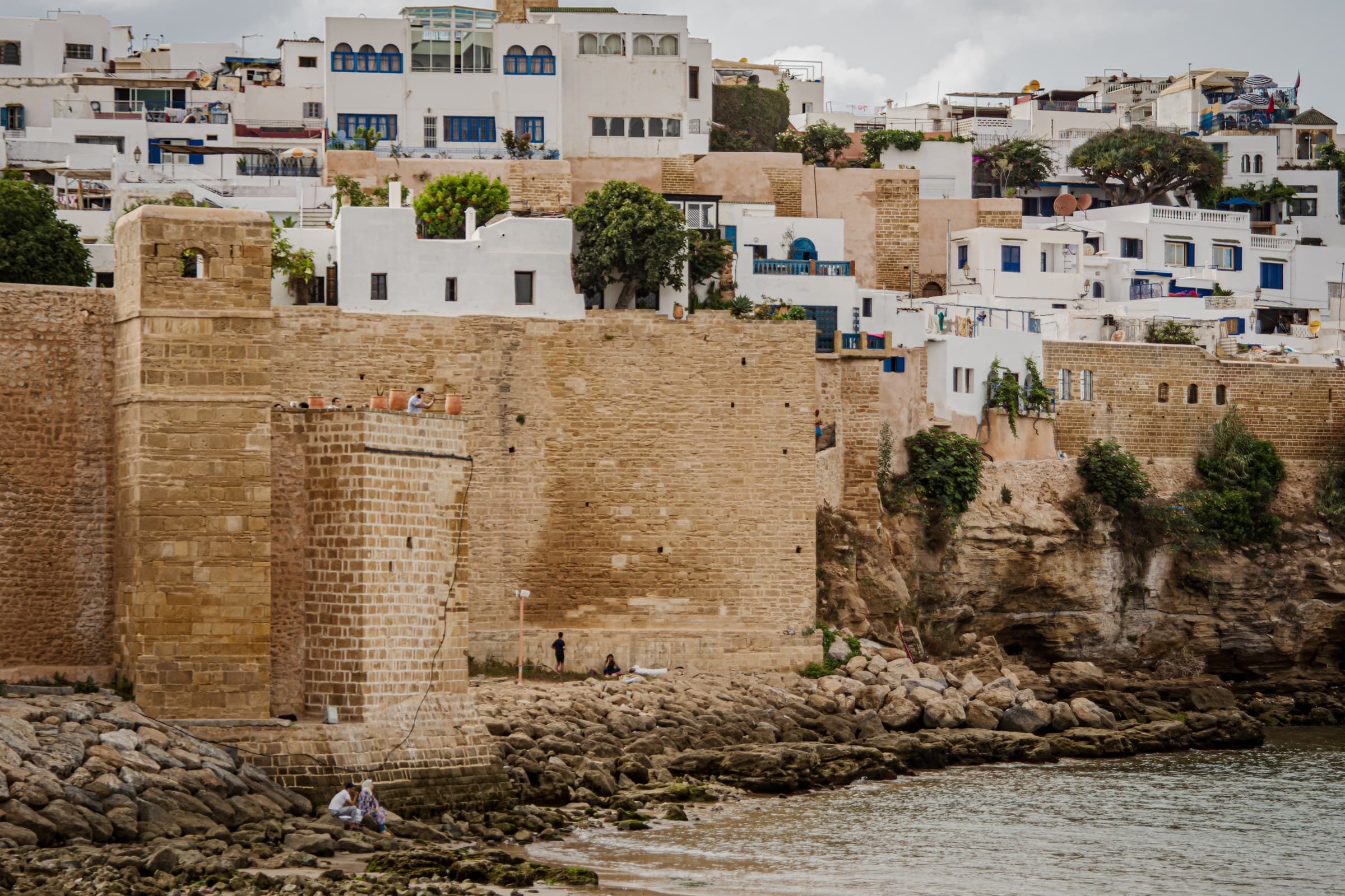 Murallas históricas de la Kasbah de los Udayas en Rabat con casas blancas y azules sobre el río Bou Regreg