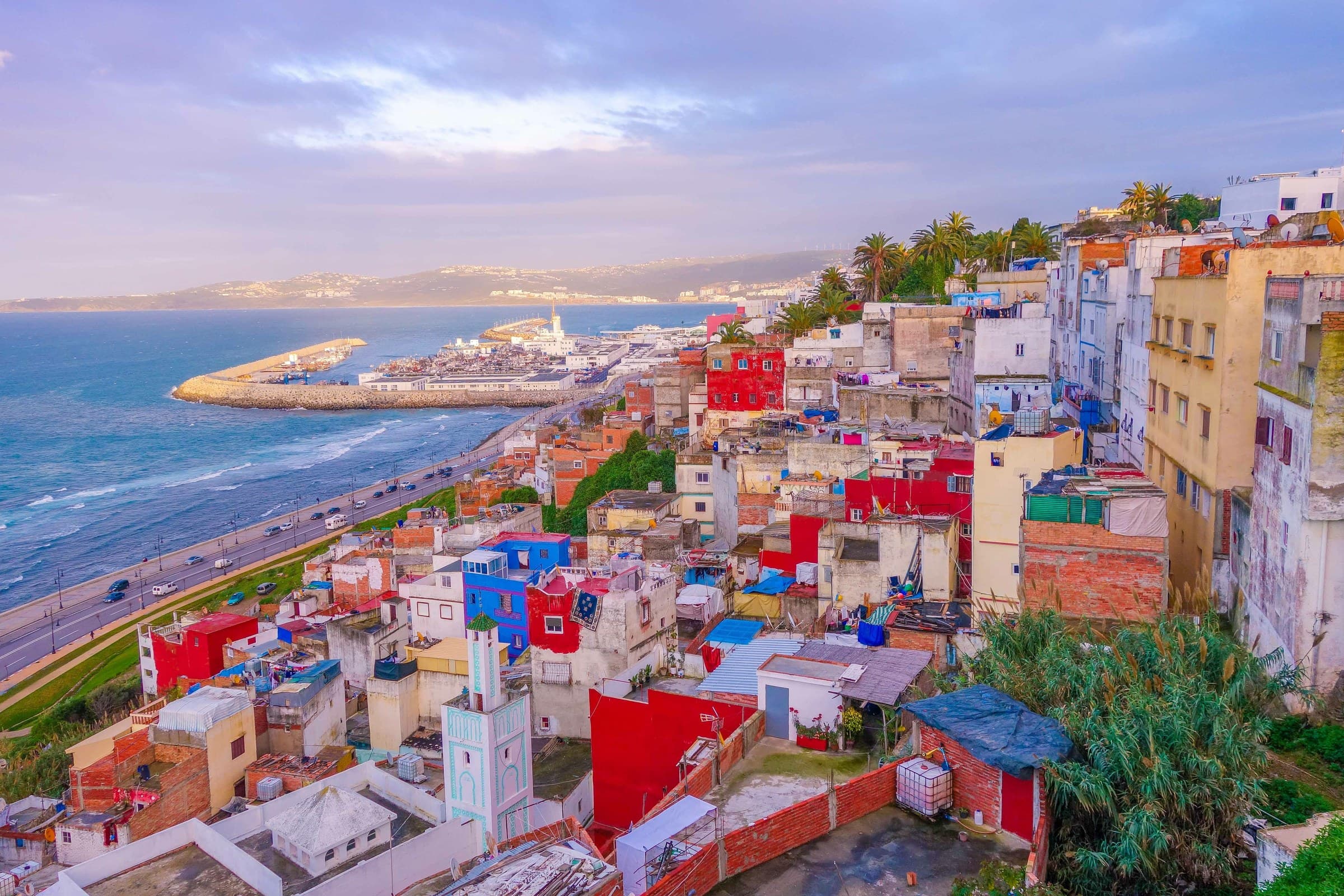 Vista panorámica de Tánger con casas coloridas en la medina, el puerto y el estrecho de Gibraltar al fondo