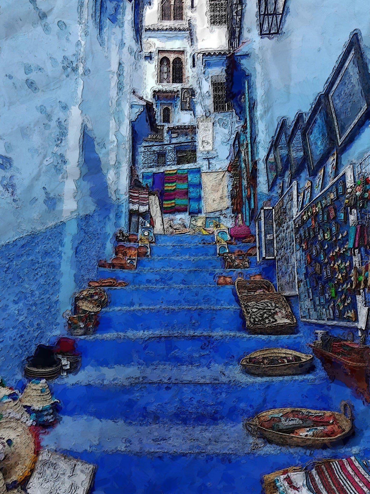Escaleras azules con artesanía y souvenirs en la medina de Chefchaouen, la ciudad azul de Marruecos